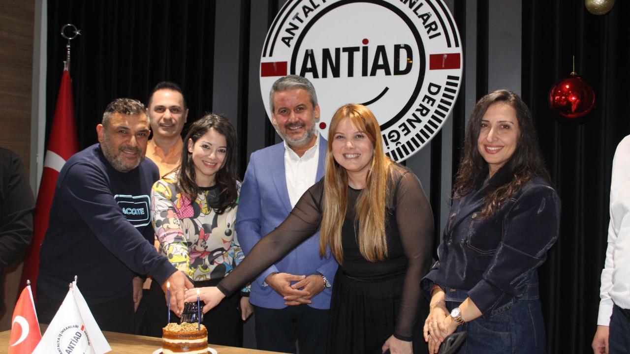 Toplantı sonrası doğum günü sürprizi