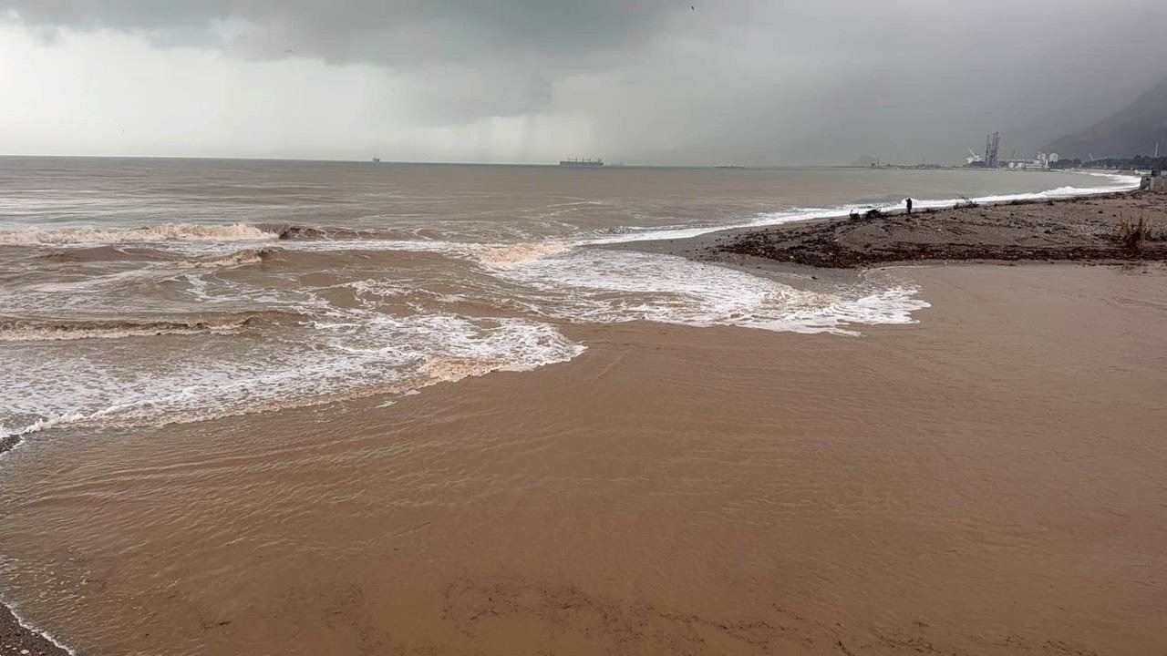 Turizm kentinde deniz kahverengiye döndü