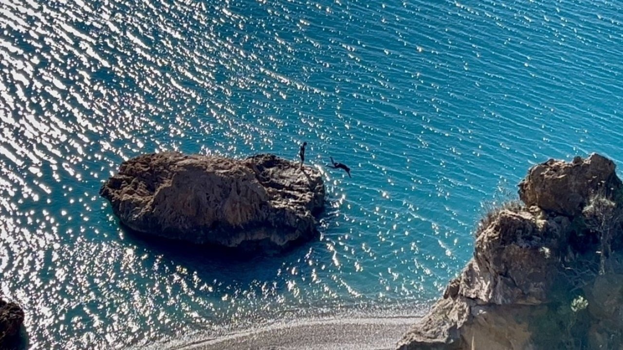 Türkiye kar tatilindeyken Antalya’da öğrenciler deniz keyfi yaptı