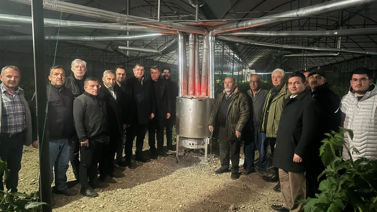 Üreticiler seralarda sabahladı, CHP heyeti sahada destek verdi