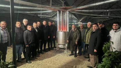 Üreticiler seralarda sabahladı, CHP heyeti sahada destek verdi