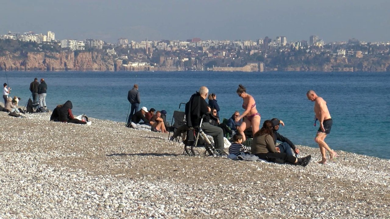 Yılın ilk hafta sonunda güneşlenip denize girdiler