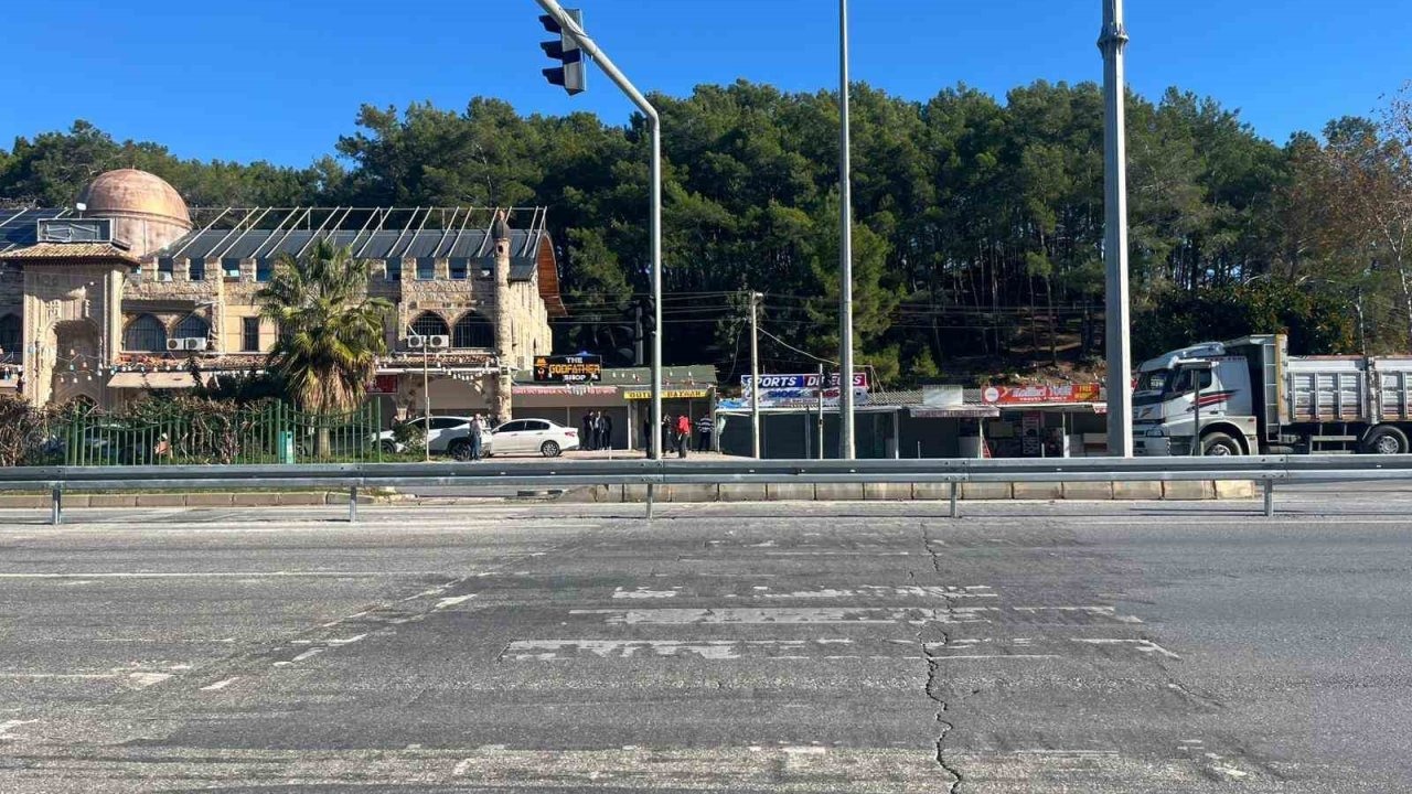 Yol ve kavşak düzenlemesinde ’müşteri kaybı’ endişesi esnafı sokağa döktü