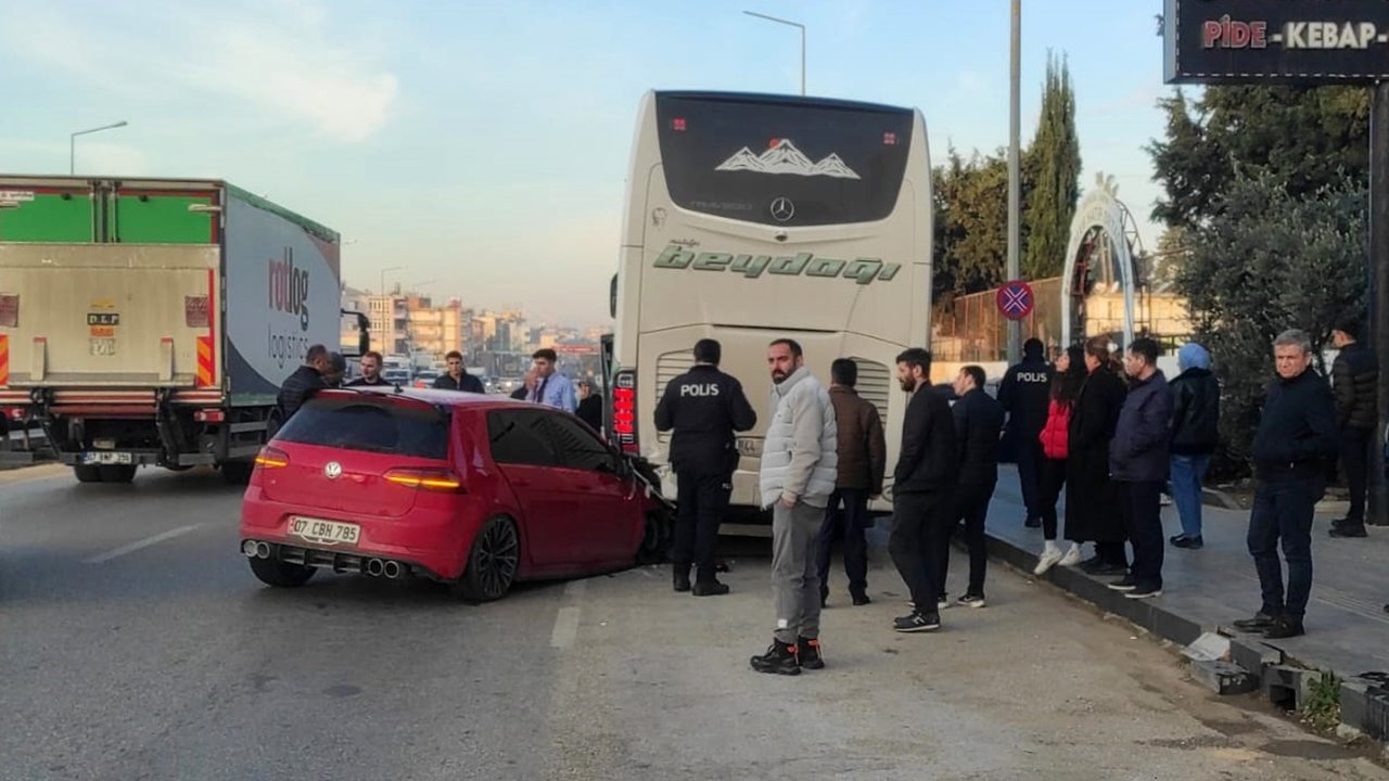 Yolcu otobüsüyle çarpışan otomobil sürücüsü yaralandı