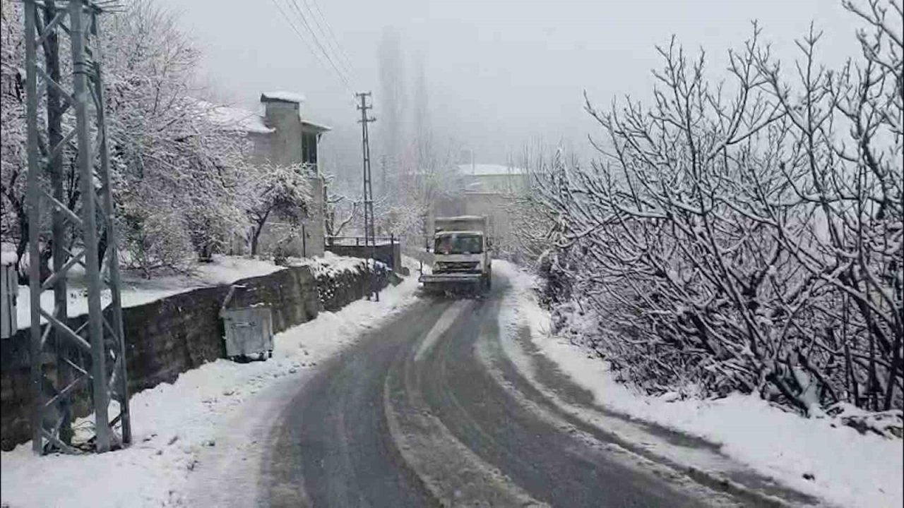 Yüksek kesimlerde karla mücadele sürüyor