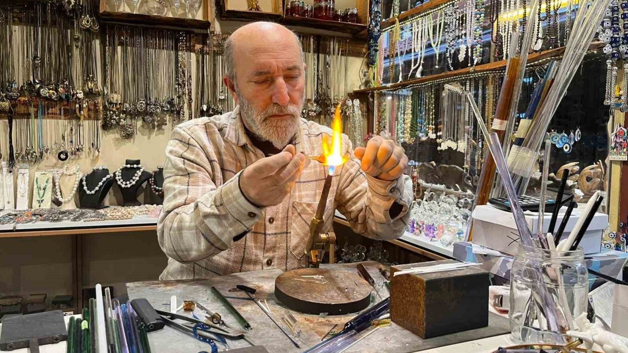 25 yıldır camlara üfleyerek şekil veriyor