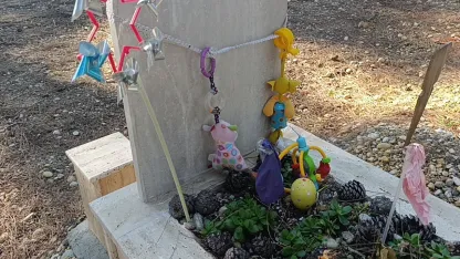 Çiçeklerden çok oyuncaklarla bezenen mezarlıkta duygulandıran görüntüler