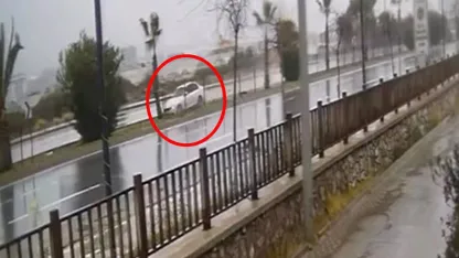 Kontrolden çıkan otomobil refüjdeki ağaca çarparak ters döndü