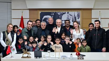 Başkan Kocagöz, öğrencilere gözlüklerini teslim etti