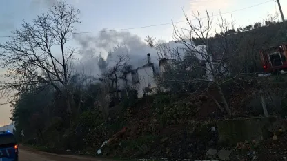 Çıkan yangında ev küle döndü