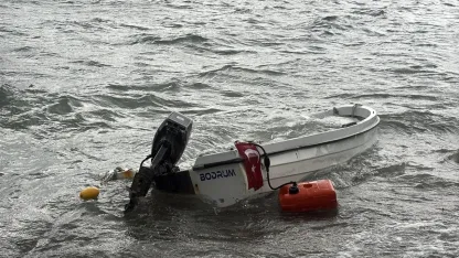 Bodrum’da fırtına; tekneler karaya oturdu, feribot seferi iptal edildi
