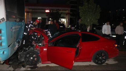 Park halindeki otobüse çarpan otomobil hurdaya döndü: 1 yaralı