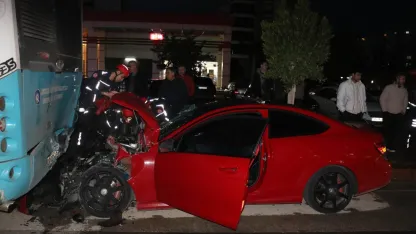 Park halindeki otobüse çarpan otomobil hurdaya döndü: 1 yaralı