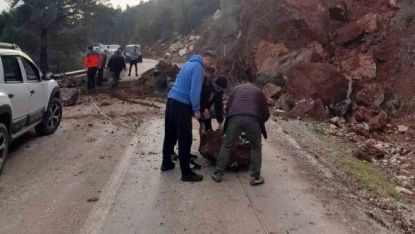 Yola düşen kayaları iple araca bağlayıp çektiler