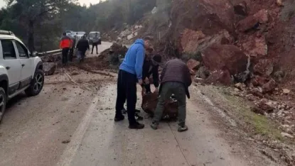 Yola düşen kayaları iple araca bağlayıp çektiler