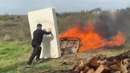 Eşyaları temiz kullanmayan personele sinirlendi, lojmandaki bütün eşyaları çıkartıp yaktı