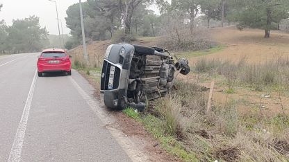 Otomobille çarpışan hafif ticari araç yan yattı: 2 yaralı