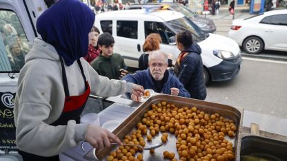 Berat Kandili’nde lokma ve kandil simidi ikramı
