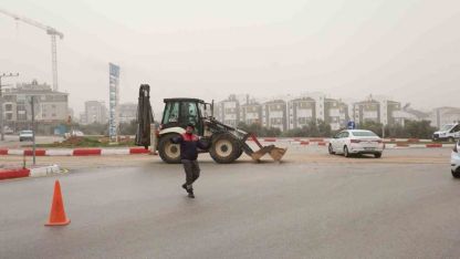 Kepez’de yağış sonrası bozulan yollara müdahale