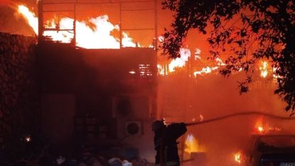 İşletmede yangın çıktı, alevler otomobile de sıçradı