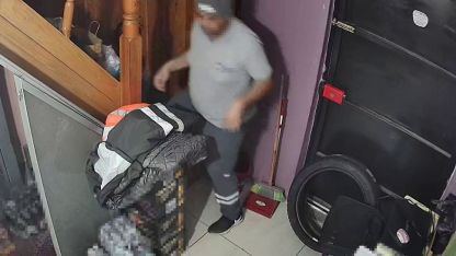 Sahibiyle samimiyet kurduğu iş yerinden önce çöpleri, sonra 250 karton sigarayı çıkarttı