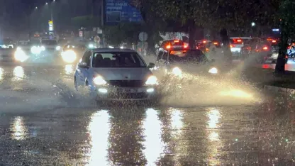 Antalya'da sağanak hayatı olumsuz etkiledi