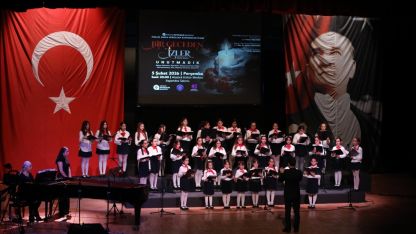 Minik kalpler depremde hayatını kaybedenleri andı