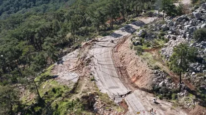 Konyaaltı- Hisarçandır yolunda heyelan