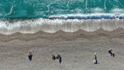 Antalya’da bir gün arayla iki mevsim: Dün sağanak ve fırtına, bugün deniz keyfi