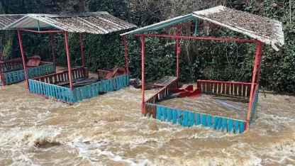 Alanya’da çay taştı! Su işletmeleri altına aldı