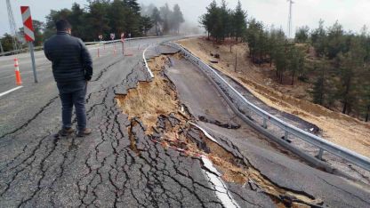 Şiddetli yağışta yolda 2 metrelik çukur oluştu