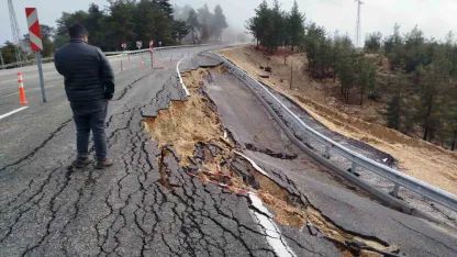 Şiddetli yağışta yolda 2 metrelik çukur oluştu