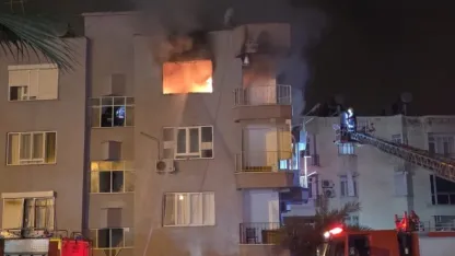 Mersin’de ev alev alev yandı