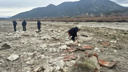 Göl kenarındaki küplere inceleme