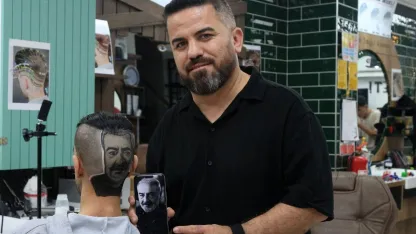 Saçlara 'İnci Taneleri'nin kahramanını çiziyor