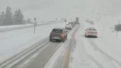 Antalya’nın bin 825 rakımlı Alacabel mevkiinde kar yağışı başladı