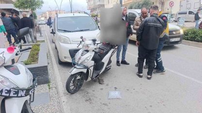 Yayalara yol veren motosiklete otomobilin çarptığı anlar kamerada: 1 yaralı