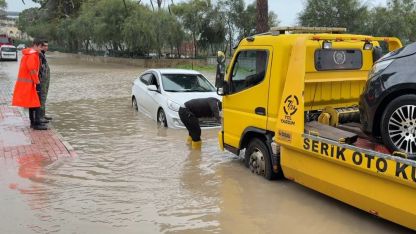 Serik’te sağanak nedeniyle yollarda su birikintileri oluştu