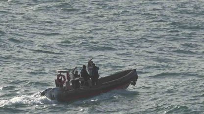 Dalgalarla boğuşan 2 kişiyi deniz polisi kurtardı