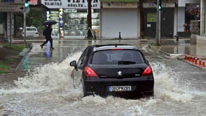 Antalya’da ’Sarı Kod’ uyarısı: Rögarlar taştı, telef olmuş dana kıyıya vurdu