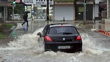 Antalya’da ’Sarı Kod’ uyarısı: Rögarlar taştı, telef olmuş dana kıyıya vurdu