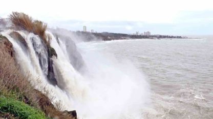 Şelale şiddetli rüzgarla tersine çağladı, denizin rengi kahverengiye büründü