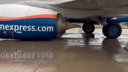 Kalkışa hazırlanan uçağın iniş takımları kırıldı