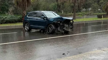 Antalya’da yağışlı havada kaza ucuz atlatıldı
