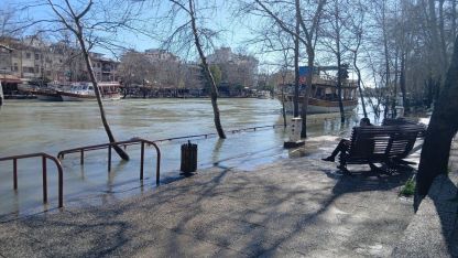 Antalya'da kuvvetli yağış 6 ilçede hasara neden oldu, mahsur kalan hayvanlar kurtarıldı