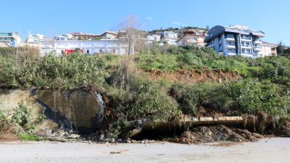 Alanya'da toprak kayması kamerada