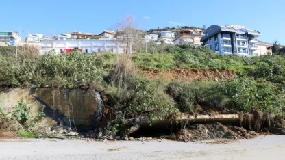 Alanya'da toprak kayması kamerada