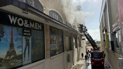 Alışveriş merkezinde çıkan yangın, söndürüldü