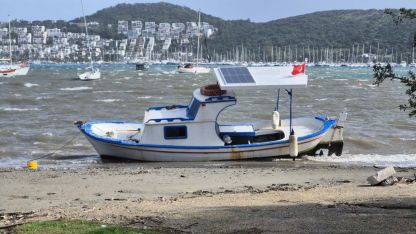 Bodrum’da fırtına etkili oldu ağaçlar devrildi, tekne karaya oturdu
