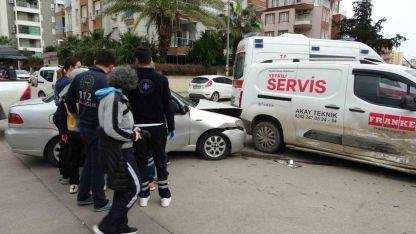 Antalya’da otomobil ile hafif ticari kavşakta çarpıştı: 3 yaralı